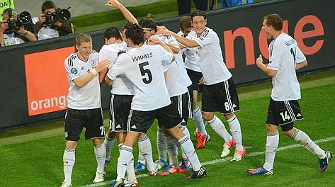 Festa tedesca al gol di Gomez. Ansa Festa tedesca al gol di Gomez. Ansa