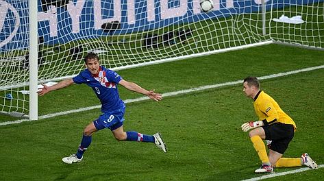 Jelavic insacca il gol del 2-1. Afp Jelavic insacca il gol del 2-1. Afp
