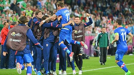 Mandzukic festeggia con la panchina croata. Afp