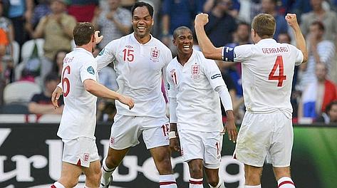 Milner, Young e Gerrard festeggiano Lescott dopo l'1-0. Reuters Milner, Young e Gerrard festeggiano Lescott dopo l'1-0. Reuters