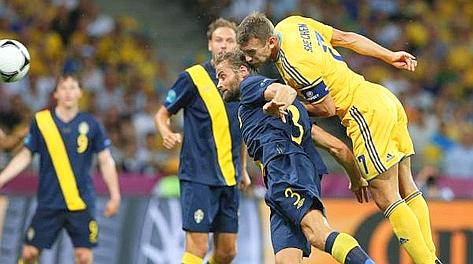 Andriy Shevchenko, 35 anni, supera Mellberg per l'1-1. Epa Andriy Shevchenko, 35 anni, supera Mellberg per l'1-1. Epa
