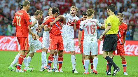 Momenti di tensione in campo a Varsavia. Afp Momenti di tensione in campo a Varsavia. Afp