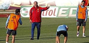 Vicente Del Bosque dirige l'allenamento dela Spagna. Epa