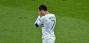 Cristiano Ronaldo si dispera dopo il gol fallito. Afp