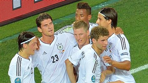 Mario Gomez, 26 anni, festeggiato dai compagni. Afp Mario Gomez, 26 anni, festeggiato dai compagni. Afp