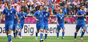 Felicità azzurra dopo il gol di Pirlo. LaPresse Felicità azzurra dopo il gol di Pirlo. LaPresse