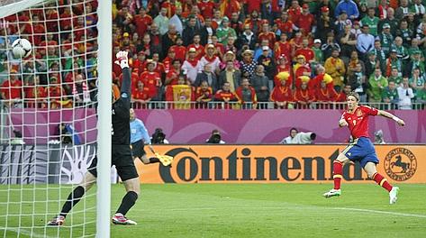Il gol di Fernando Torres per l'1-0 della Spagna. Ap Il gol di Fernando Torres per l'1-0 della Spagna. Ap