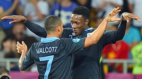 L'abbraccio tra Walcott e Welbeck dopo il gol partita. Afp L'abbraccio tra Walcott e Welbeck dopo il gol partita. Afp