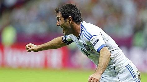 L'esultanza di Georgios Karagounis, 35 anni, dopo il gol partita. Ansa