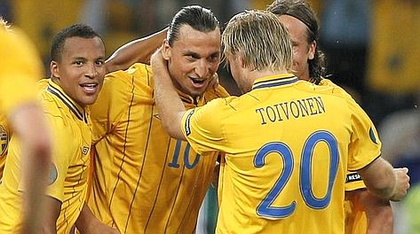 La festa per Ibrahimovic per il gol dell'1-0. Reuters La festa per Ibrahimovic per il gol dell'1-0. Reuters