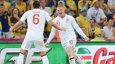 John Terry festeggia Wayne Rooney dopo il gol partita. Afp John Terry festeggia Wayne Rooney dopo il gol partita. Afp