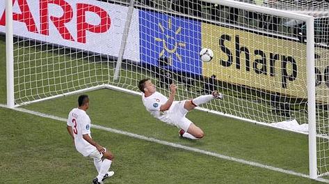 Il gol fantasma di Devic: Terry salva oltre la linea. Epa Il gol fantasma di Devic: Terry salva oltre la linea. Epa