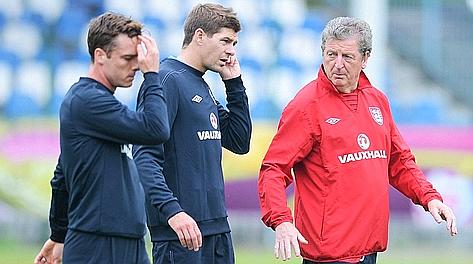 Roy Hodgson in allenamento con Steven Gerrard e Scott Parker. Afp