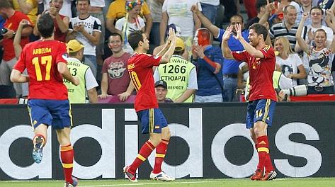 Xabi Alonso festeggiato dopo il gol dell'1-0. Reuters