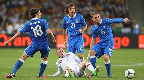 Montolivo, Pirlo e De Rossi: Rooney non ha scampo. LaPresse Montolivo, Pirlo e De Rossi: Rooney non ha scampo. LaPresse