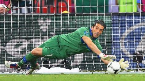 Buffon para il rigore di Cole. Ansa Buffon para il rigore di Cole. Ansa