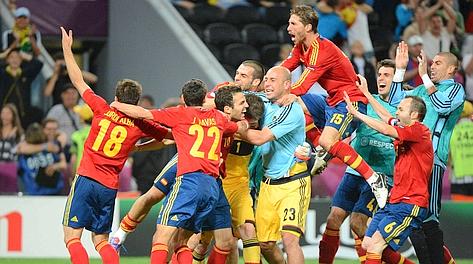 Gioia spagnola dopo il rigore trasformato da Fabregas. Afp Gioia spagnola dopo il rigore trasformato da Fabregas. Afp