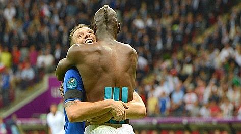 L'abbraccio fra Mario Balotelli e Antonio Cassano dopo il 2-0. Afp