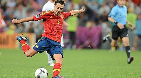 Xavi Hernandez in azione contro il Portogallo. Reuters