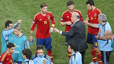 Del Bosque e i suoi giocatori prima dei rigori col Portogallo. LaPresse