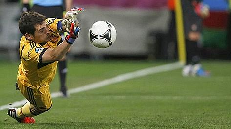 Casillas in tuffo contro il Portogallo. Reuters