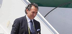 Cesare Prandelli, 54 anni, all'arrivo a Kiev. Ansa Cesare Prandelli, 54 anni, all'arrivo a Kiev. Ansa