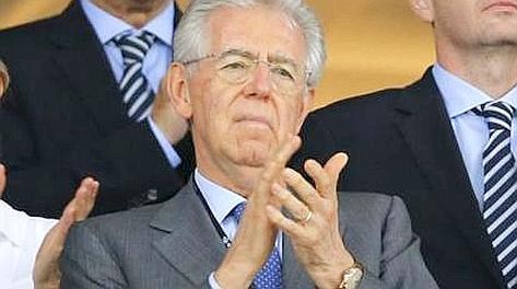 Mario Monti applaude in tribuna a Kiev. LaPrese Mario Monti applaude in tribuna a Kiev. LaPrese