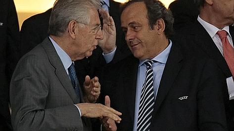 Mario Monti con Michel Platini. LaPresse
