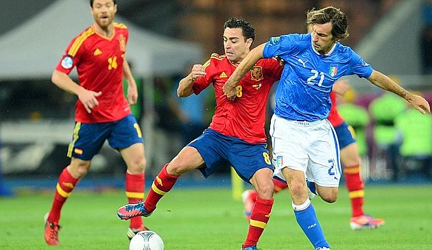 Duello Xavi-Pirlo: vince lo spagnolo. Afp