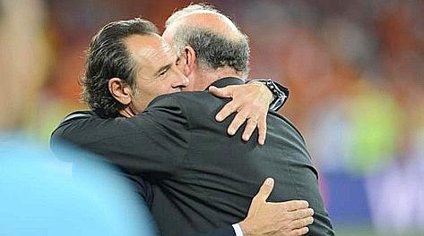 L'abbraccio al fischio finale tra Cesare Prandelli e Vicente del Bosque. Ansa L'abbraccio al fischio finale tra Cesare Prandelli e Vicente del Bosque. Ansa