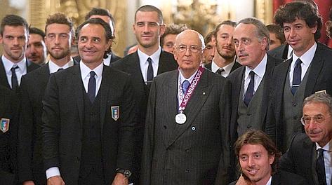 Il presidente Napolitano tra gli azzurri. LaPresse Il presidente Napolitano tra gli azzurri. LaPresse