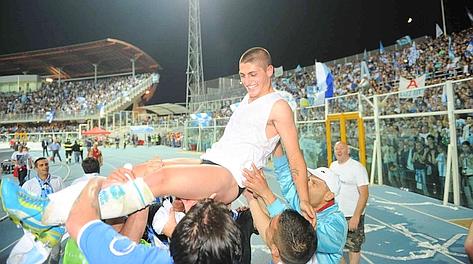Marco Verratti, 19 anni, portato in trionfo il giorno della promozione del Pescara in Serie A. LaPresse