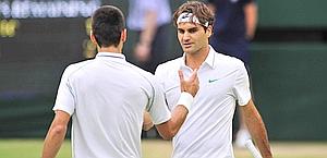 Roger Federer saluta Novak Djokovic. Afp Roger Federer saluta Novak Djokovic. Afp