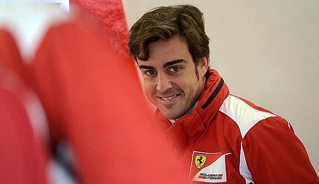 Il sorriso di Alonso ai box Ferrari. Afp
