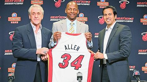 Ray Allen, 36 anni, tra Pat Riley e Erik Spoelstra con la sua nuova maglia degli Heat. Afp