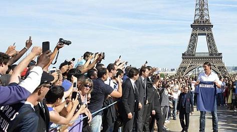 Zlatan Ibrahimovic, 30 anni, sorridente sotto la Tour Eiffel. Ansa Zlatan Ibrahimovic, 30 anni, sorridente sotto la Tour Eiffel. Ansa