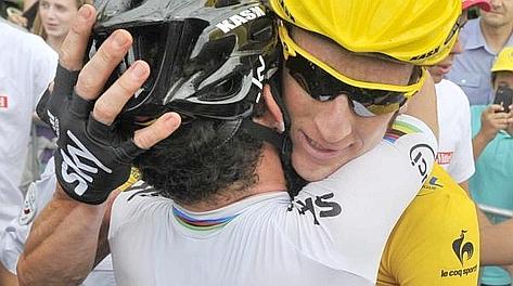 L'abbraccio tra Mark Cavendish e Bradley Wiggins. Ansa L'abbraccio tra Mark Cavendish e Bradley Wiggins. Ansa