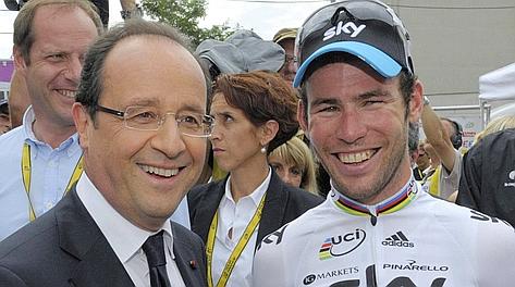 Mark Cavendish sorridente col presidente francese Francois Hollande. Ap