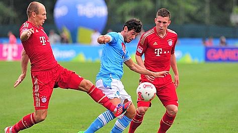 Dzemaili lotta con Robben e Hojbjerg. Afp Dzemaili lotta con Robben e Hojbjerg. Afp