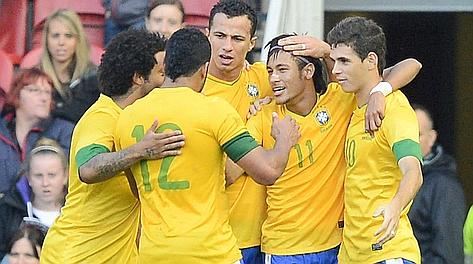 Neymar festeggiato dai compagni dopo il rigore del 2-0. Reuters