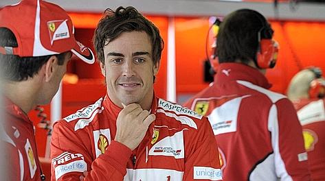 Un soddisfatto Fernando Alonso dopo le qualifiche e la pole. Colombo