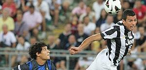 Coutinho pronto a sfruttare un errore di Lucio e segnare l'1-0. Ap Coutinho pronto a sfruttare un errore di Lucio e segnare l'1-0. Ap