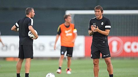 Antonio Conte dirige l'allenamento della Juve. LaPresse