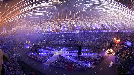 I fuochi d'artificio allo Stadio Olimpico salutano Londra 2012. Ap