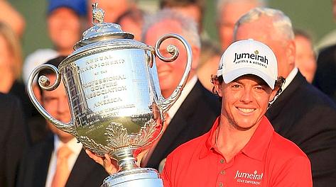 Rory McIlroy, 23 anni, mostra il Wanamaker Trophy. Afp