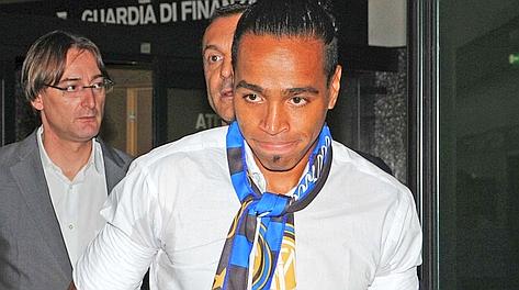 Alvaro Pereira, 26 anni, appena sbarcato a Malpensa con la sciarpa nerazzurra al collo. Liverani