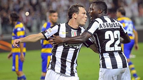 Lichtsteiner e Asamoah, protagonisti dell'1-0, festeggiano il gol. Reuters Lichtsteiner e Asamoah, protagonisti dell'1-0, festeggiano il gol. Reuters