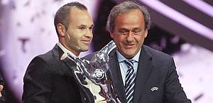 Andres Iniesta con Platini e il premio di miglior giocatore in Europa nel 2011-12. Reuters Andres Iniesta con Platini e il premio di miglior giocatore in Europa nel 2011-12. Reuters