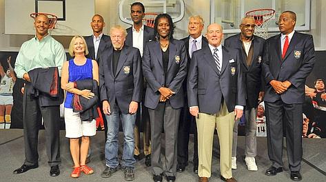 Foto di gruppo dei nuovi entrati nella Hall of Fame. Ap