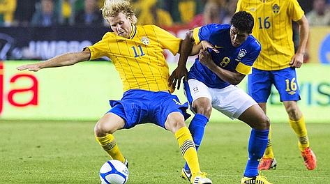 Paulinho, con la maglia blu del Brasile, in una amichevole contro la Svezia. Afp